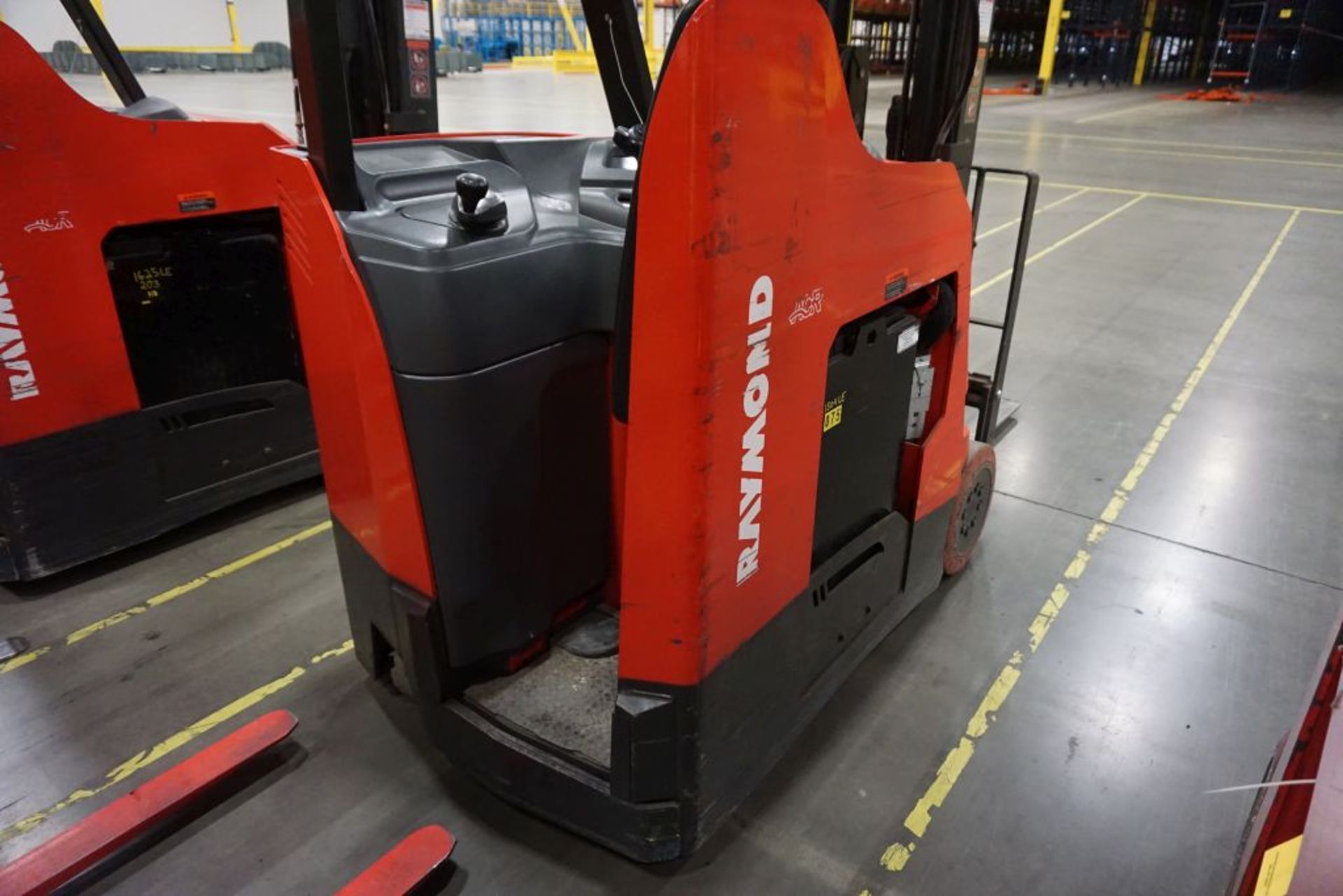 Raymond 425 C40TT Docker Stand Up Electric Forklift - Model No. 425-C40TT; Serial No. 425-15- - Image 5 of 17