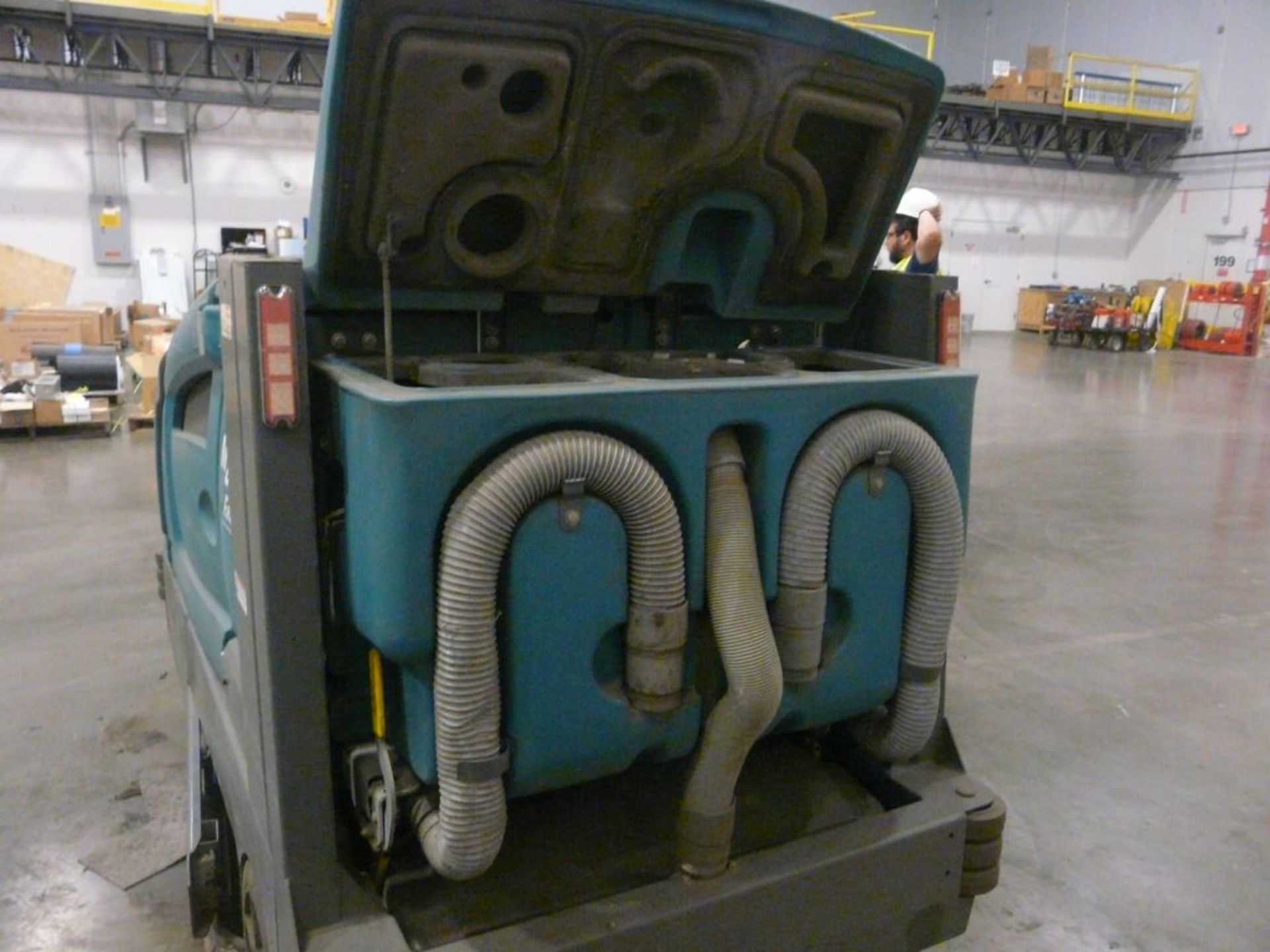 Tennant Floor Scrubber - Serial No. M20-1352; Type: F363966; 3875 Hours; GVW: 5200 lbs; M20 Fast; - Image 4 of 14
