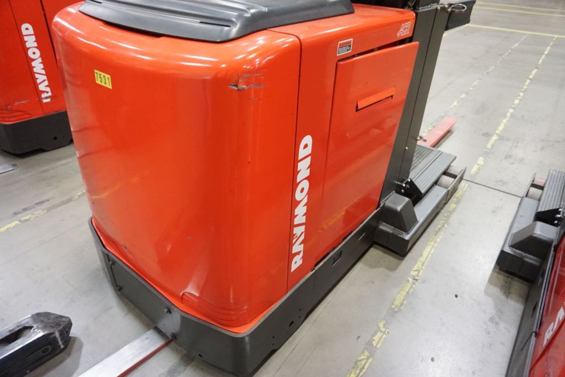 Raymond 5600 Order Picker Forklift - Model No. 560-OPC30TT; Serial No. 560-15-B25472; 36V; 3,000 - Image 5 of 21