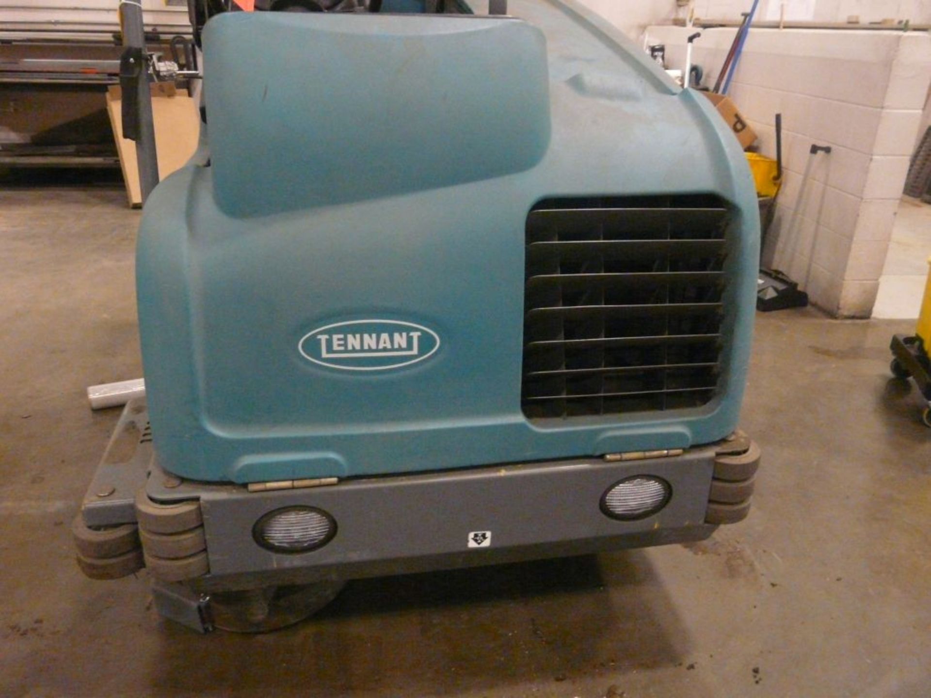 Tennant Floor Scrubber - Serial No. M20-1352; Type: F363966; 3875 Hours; GVW: 5200 lbs; M20 Fast; - Image 2 of 14
