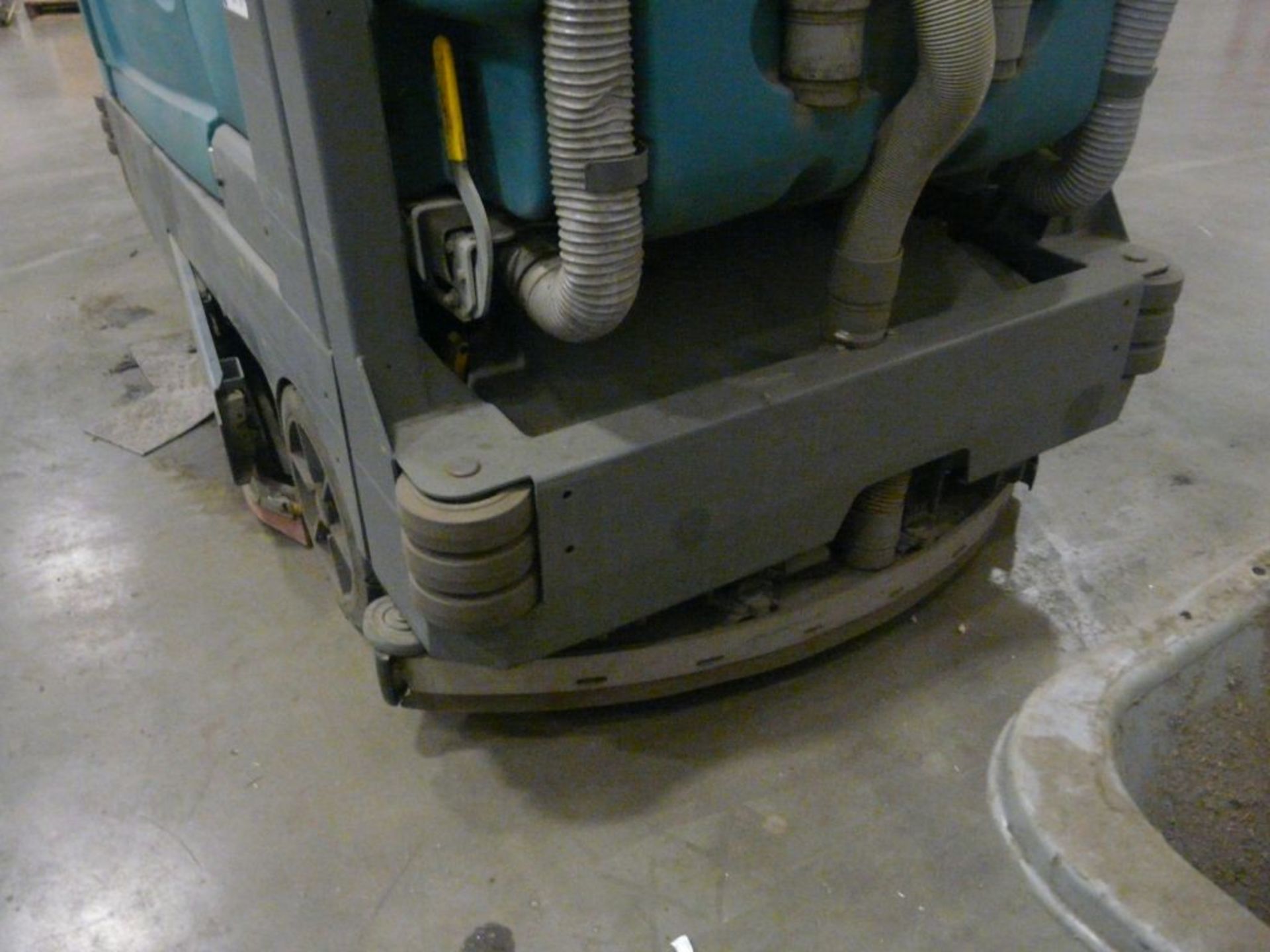 Tennant Floor Scrubber - Serial No. M20-1352; Type: F363966; 3875 Hours; GVW: 5200 lbs; M20 Fast; - Image 5 of 14