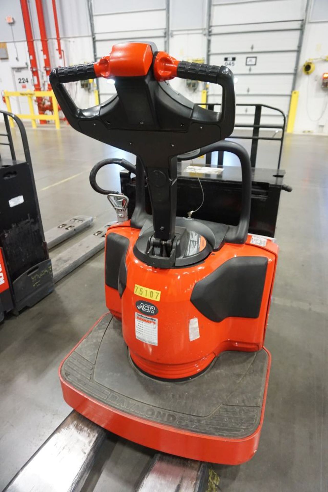 Raymond 8410 Walkie Rider Electric Pallet Truck - Model No. 8410; Serial No. 841-15-27705; 24V; 6, - Image 2 of 10
