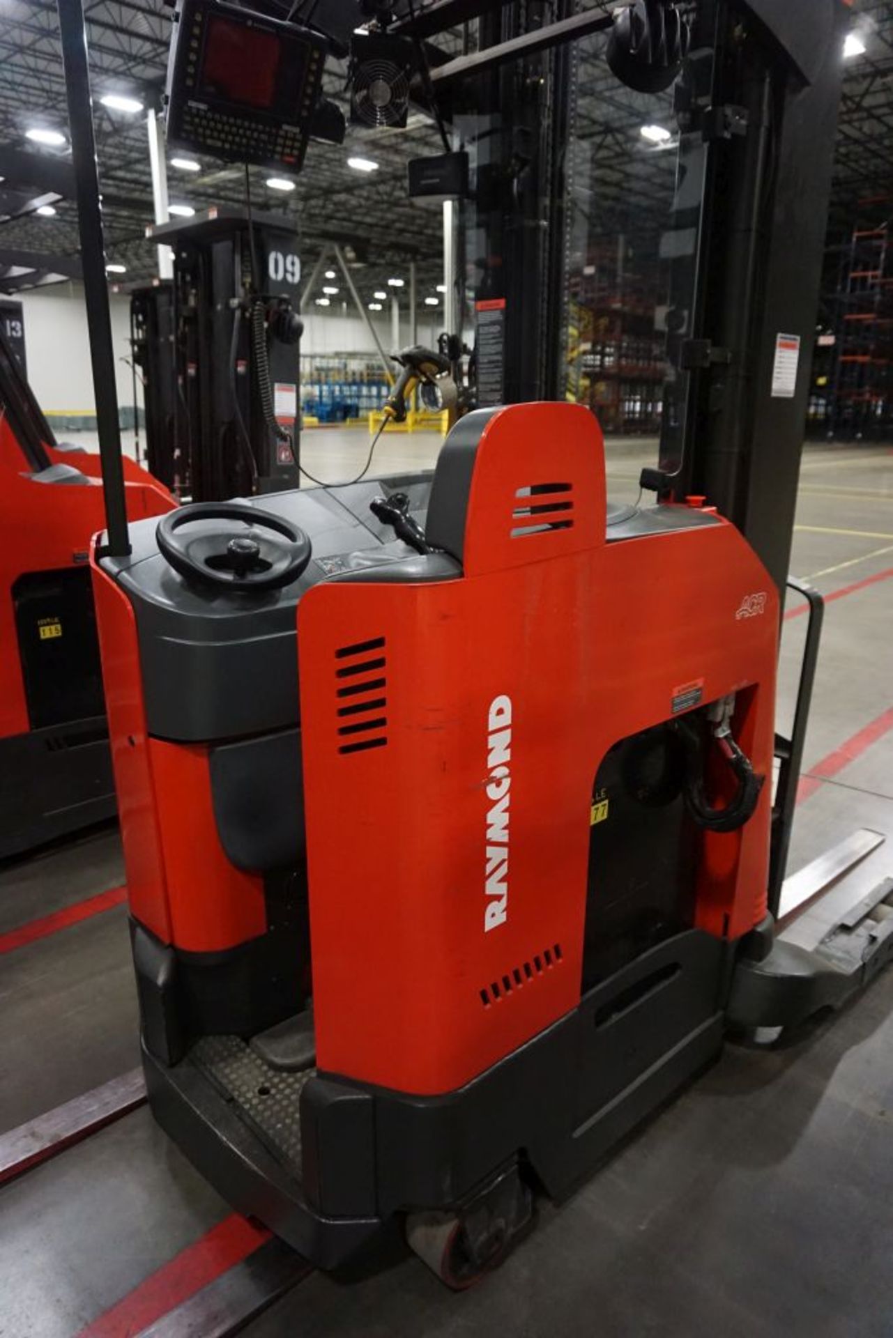 Raymond 7500 Universal Stance Reach Forklift - Model No. 750-R45TT; Serial No. 750-15-BC50725; - Image 8 of 19