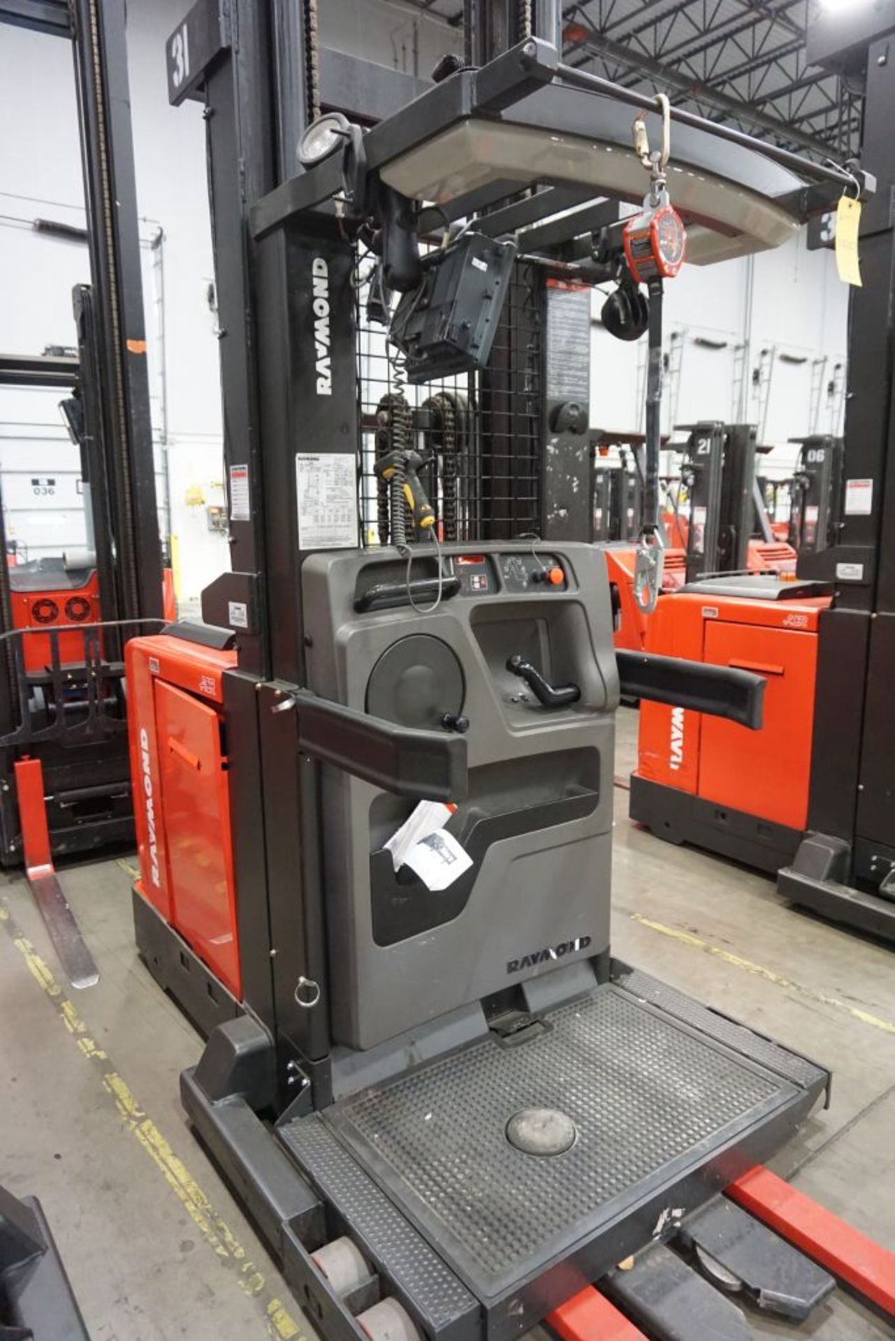 Raymond 5600 Order Picker Forklift - Model No. 560-OPC30TT; Serial No. 560-15-B25472; 36V; 3,000 - Image 9 of 21