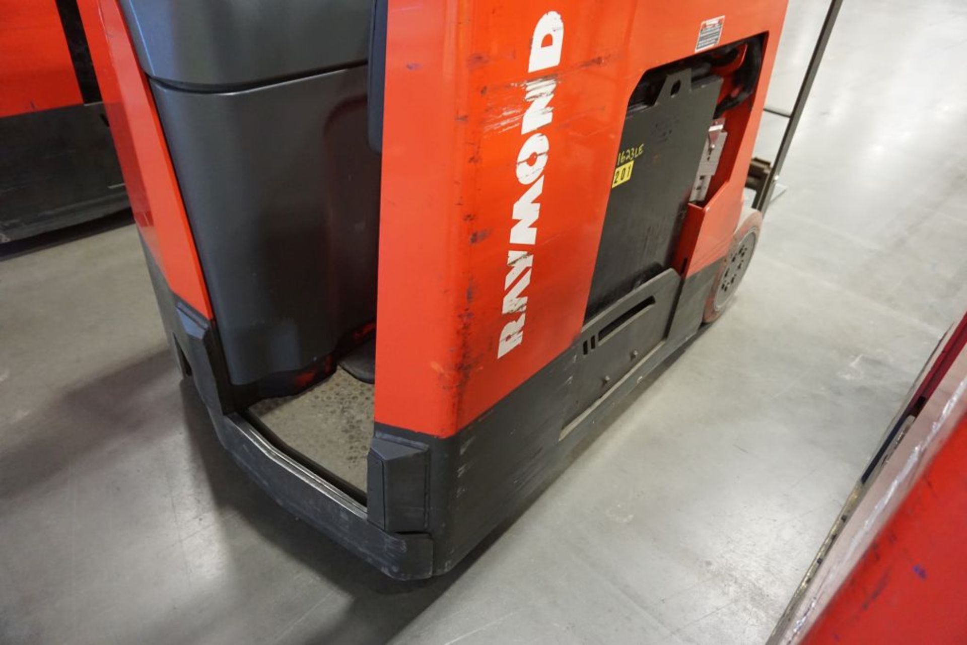 Raymond 425 C40TT Docker Stand Up Electric Forklift - Model No. 425-C40TT; Serial No. 425-15- - Image 10 of 22