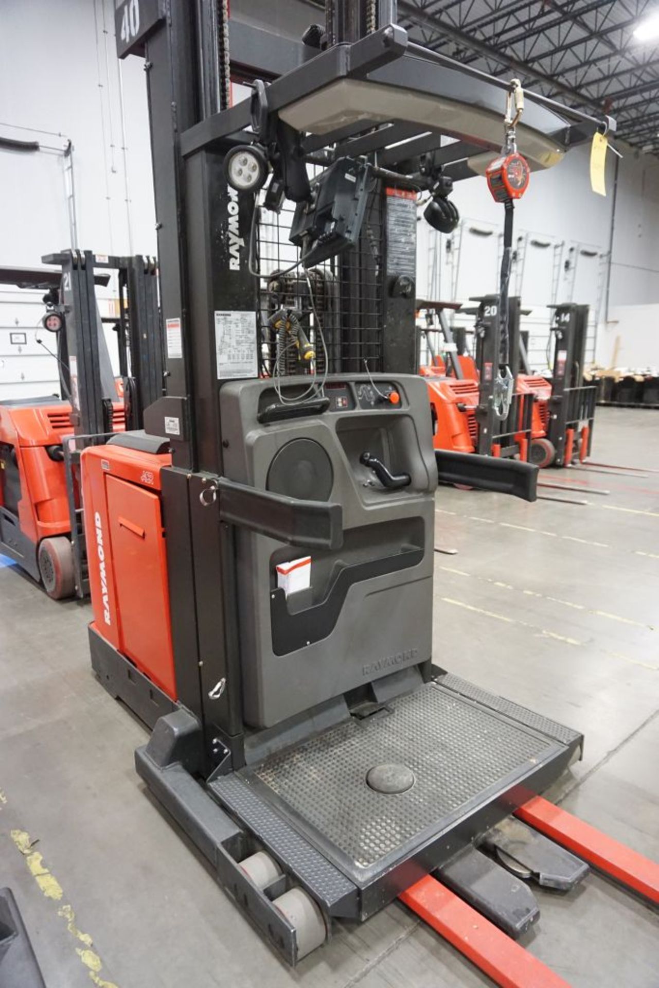 Raymond 5600 Order Picker Forklift - Model No. 560-OPC30TT; Serial No. 560-15-B25547; 36V; 3,000 - Image 7 of 21