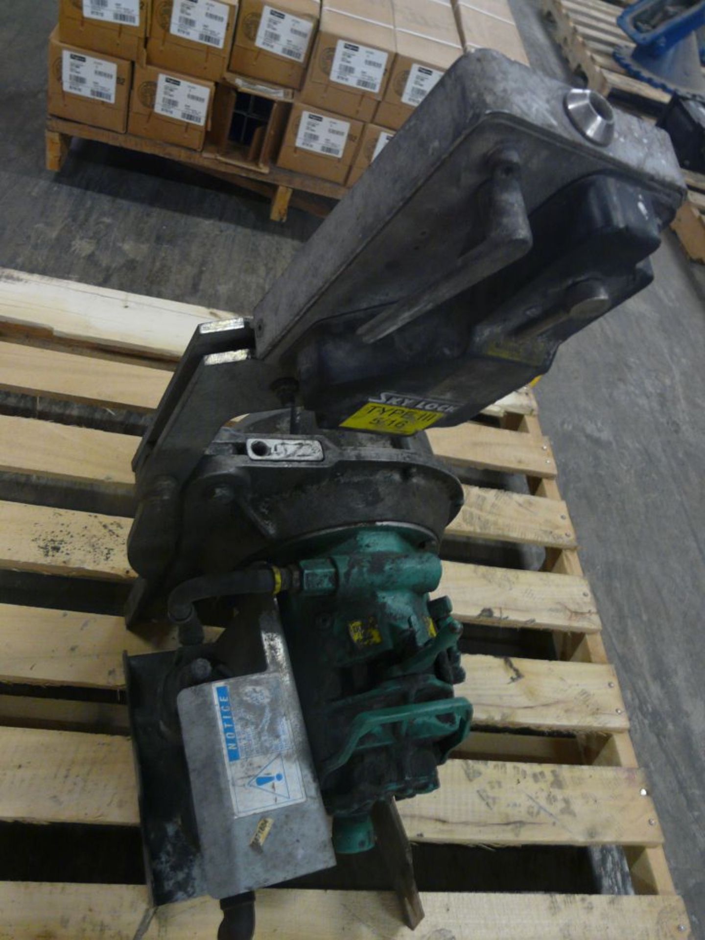 Skylock Type III 5/16|Part No. 56009839; 1100 lb Max Load; Tag: 225015 - Image 2 of 4