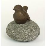 STATUE, Bronze patiniert, Spatz auf Naturstein sitzend,