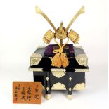 KABUTO BITSU/ MINIATURHELM, Japan, Holz, schwarz gelackt,