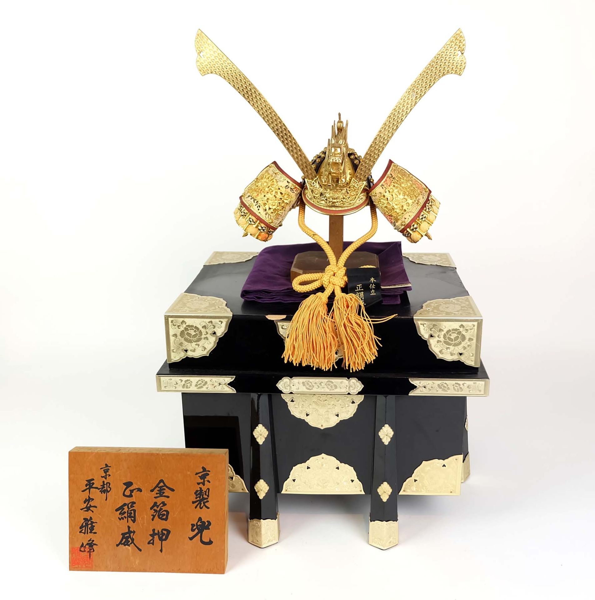 KABUTO BITSU/ MINIATURHELM, Japan, Holz, schwarz gelackt,