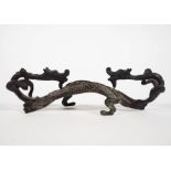 STATUETTE, China, zwei plastische sich ansehende Drachen, Bronze,