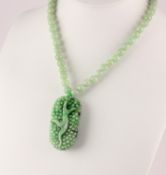 JADE-ANHÄNGER AN KETTE, Perlen von ca.