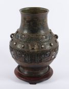 VASE MIT CHAMPLEVÉ-DEKOR, reliefierte