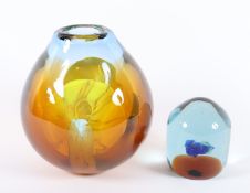 VASE UND PAPERWEIGHT, getöntes Glas,