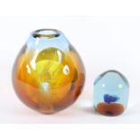 VASE UND PAPERWEIGHT, getöntes Glas,