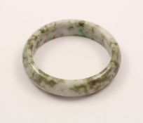 JADE-ARMREIF, weiß-grün marmorierter