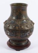 VASE MIT CHAMPLEVÉ-DEKOR, reliefierte