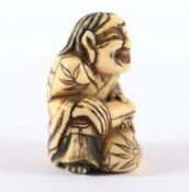 NETSUKE, Elfenbein, sitzender Sennin