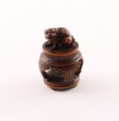 NETSUKE SHISHI AUF EINEM TISCH,