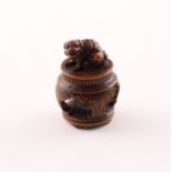 NETSUKE SHISHI AUF EINEM TISCH,