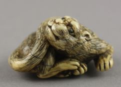 NETSUKE LIEGENDER TIGER, Elfenbein,