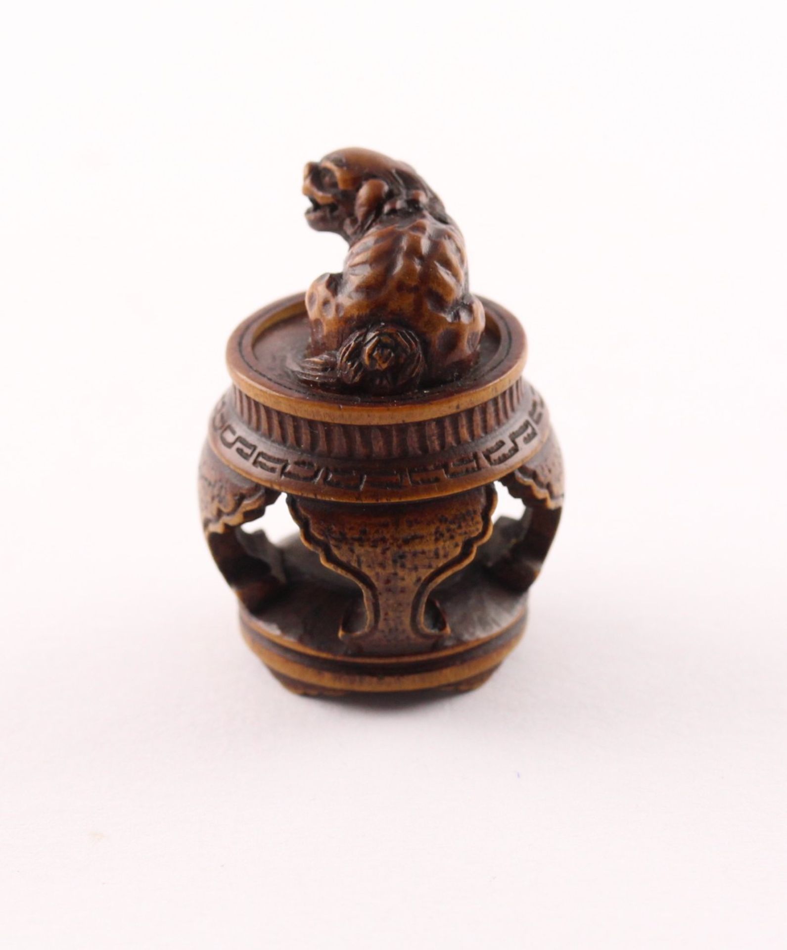 NETSUKE SHISHI AUF EINEM TISCH, - Image 2 of 4