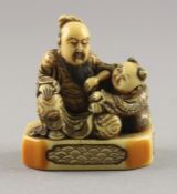 NETSUKE GELEHRTER MIT KARAKO,