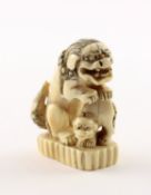 NETSUKE SHISHI MIT JUNGES, ELFENBEIN, JAPAN, 19.Jh.