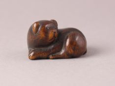 NETSUKE LIEGENDER WELPE, Buchsbaum,