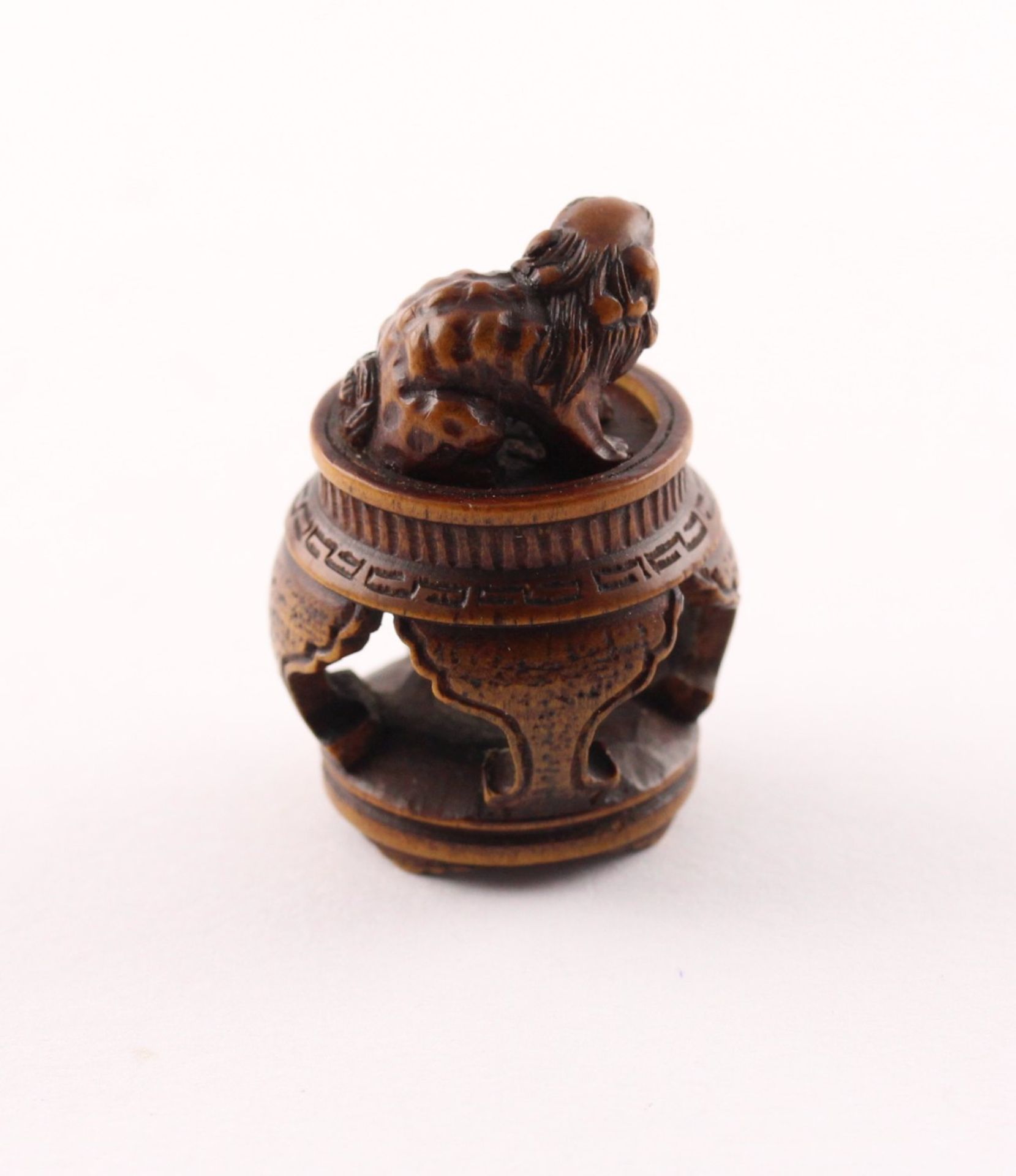 NETSUKE SHISHI AUF EINEM TISCH, - Image 3 of 4