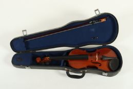 VIOLINE IM KASTEN, L 59, mit Bogen,