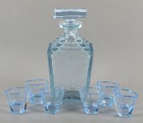 <de>ART-DÉCO-STÖPSELKARAFFE, hellblau getöntes Glas, Schliffdekor, H 25, beigegeben sechs Gläser, Fa