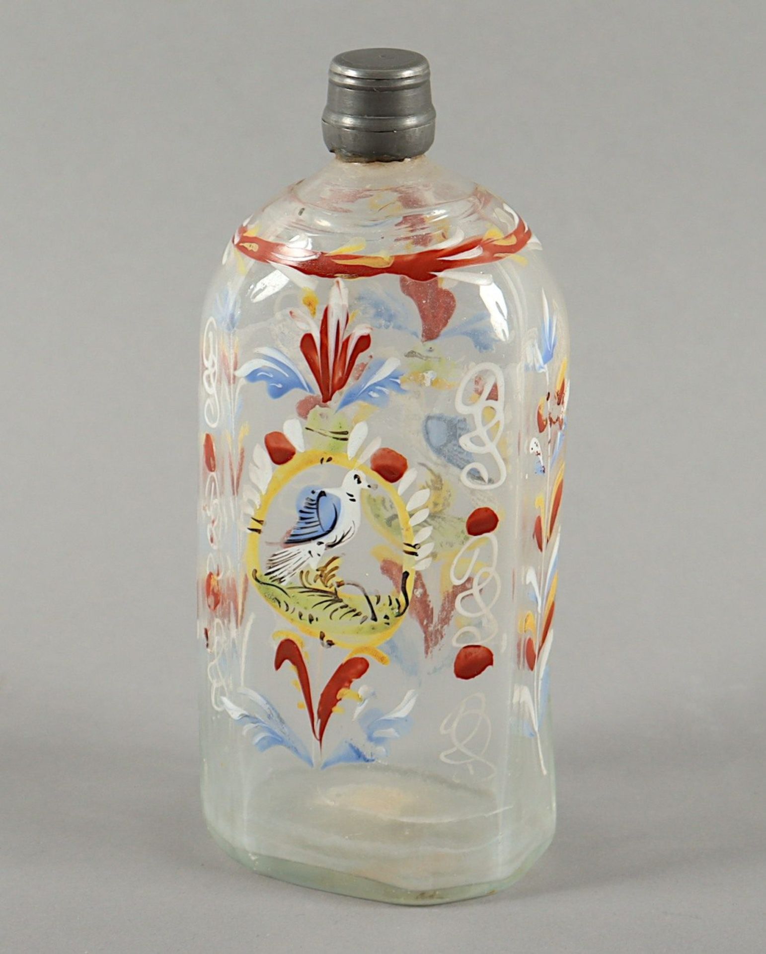 KLEINE FLASCHE, farbloses Glas, ausgeschliffener Abriss, polychrom bemalt, Schraubverschluss aus