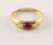 <de>BANDRING, 585/ooo Gelbgold, besetzt mit einem kleinen Rubincabochon und Diamanten von ca. 0,02 c