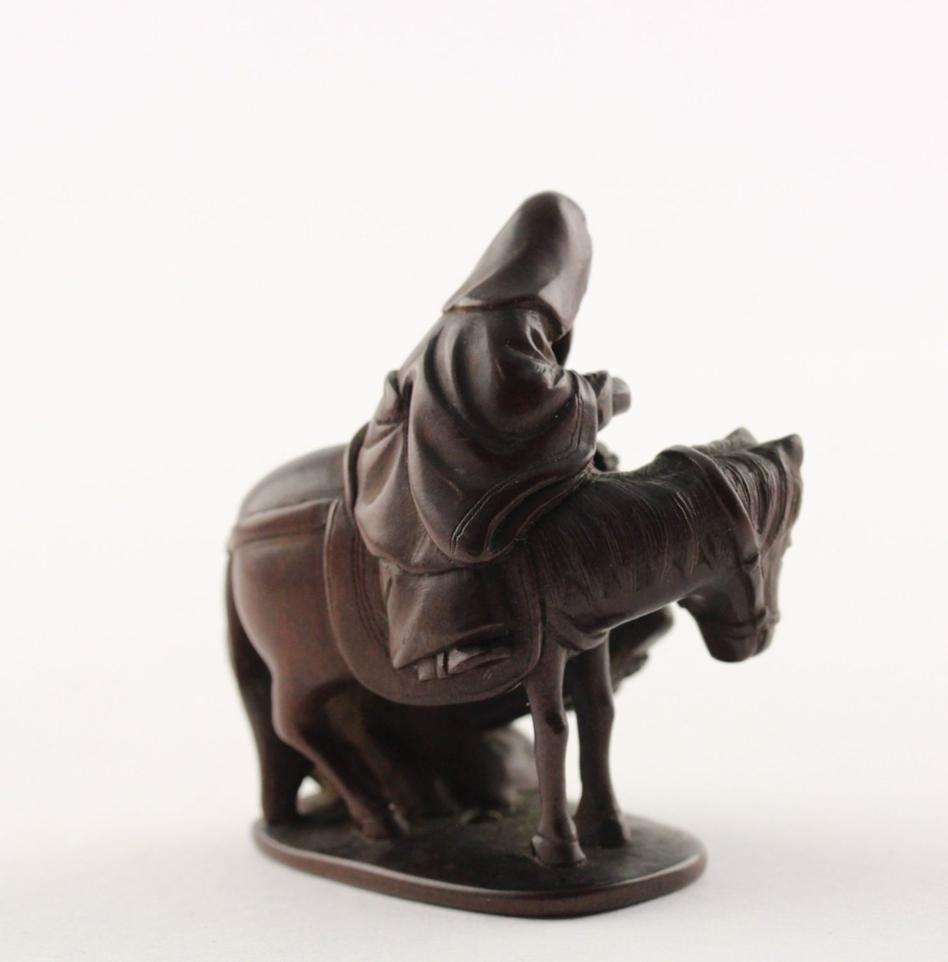 <de>NETSUKE KÔSEKIKÔ UND CHÔRYÔ, Holz; der auf einem Pferd sitzende Kôsekikô hält eine Schriftrolle, - Bild 3 aus 4