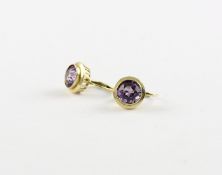 <de>PAAR OHRHÄNGER, 585/ooo Gelbgold, besetzt mit einem rund facettierten Amethyst, Dm 0,8, 2,0g</de