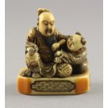 NETSUKE GELEHRTER MIT KARAKO, Elfenbein, Der Gelehrte mit langem Mantel schaut auf den neben ihm