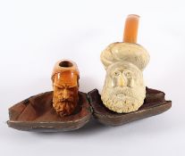 <de>ZWEI PFEIFEN, Meerschaum, geschnitzt, ein Mundstück fehlt, L 15,5 und 6,5, ein originales Etui, 