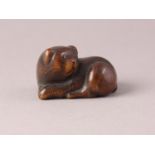 NETSUKE LIEGENDER WELPE, Buchsbaum, Augen schwarzes Horn, das Tier liegt auf seinen Hinterpfoten und