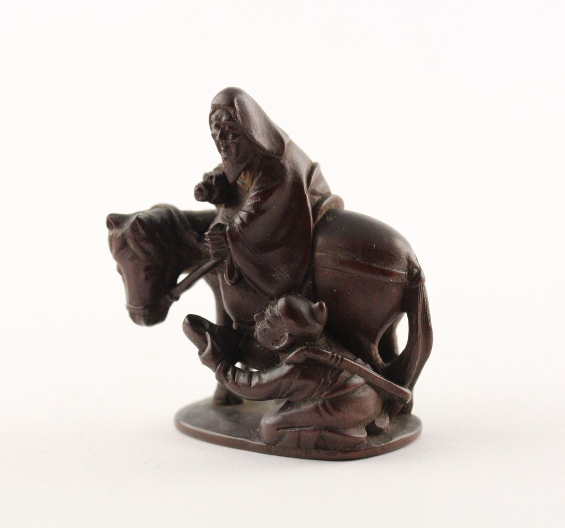 <de>NETSUKE KÔSEKIKÔ UND CHÔRYÔ, Holz; der auf einem Pferd sitzende Kôsekikô hält eine Schriftrolle,