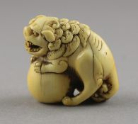 <de>NETSUKE SHISHI MIT BALL, Elfenbein, der große Löwe mit offenem Maul stützt sich auf einen Ball, 