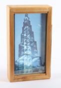 <de>SANTAROSA, Hella, "Blauer Obelisk", Multiple in Holzkassette, 25 x 13 x 5, signiert und datiert 