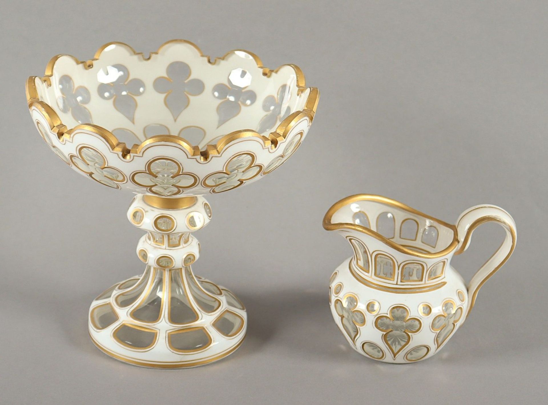 BIEDERMEIER-AUFSATZSCHALE, farbloses Glas, Milchglasüberfang, Flächenschliff, Goldstaffage, Dm 17,5,