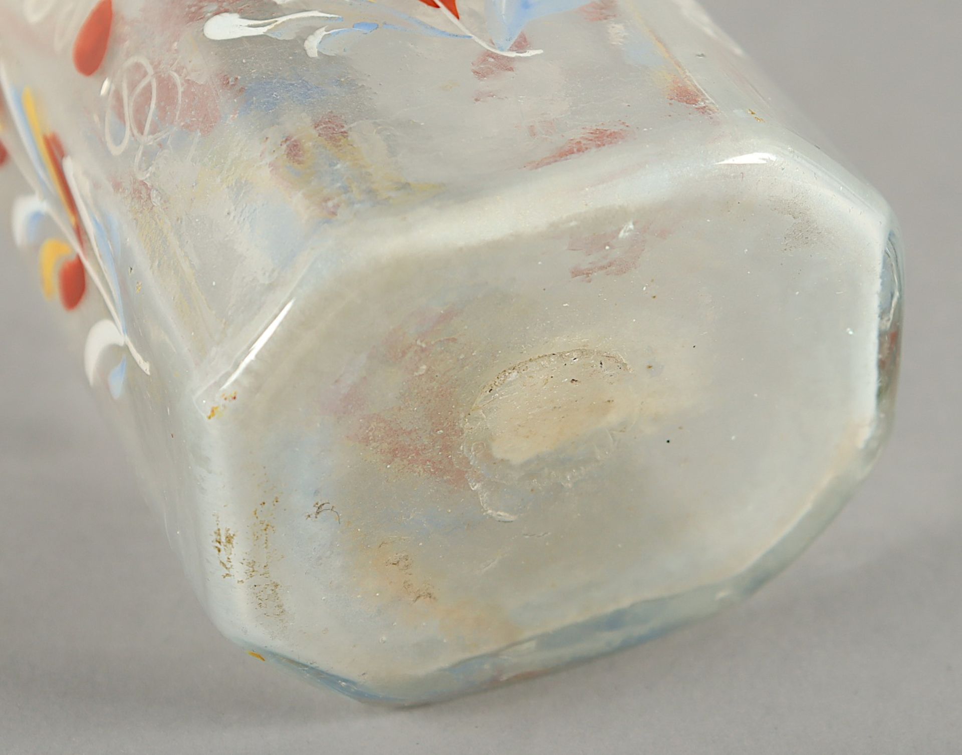 KLEINE FLASCHE, farbloses Glas, ausgeschliffener Abriss, polychrom bemalt, Schraubverschluss aus - Image 3 of 3