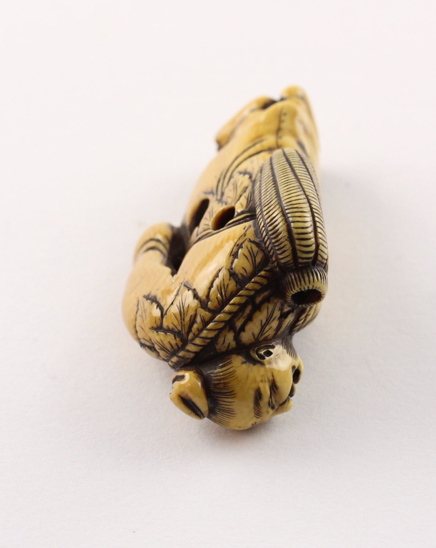 <de>NETSUKE GAMMA SENNIN, Elfenbein, ein Weidenkorb geschultert, geschwärzt graviert, schöne, goldge - Bild 4 aus 5