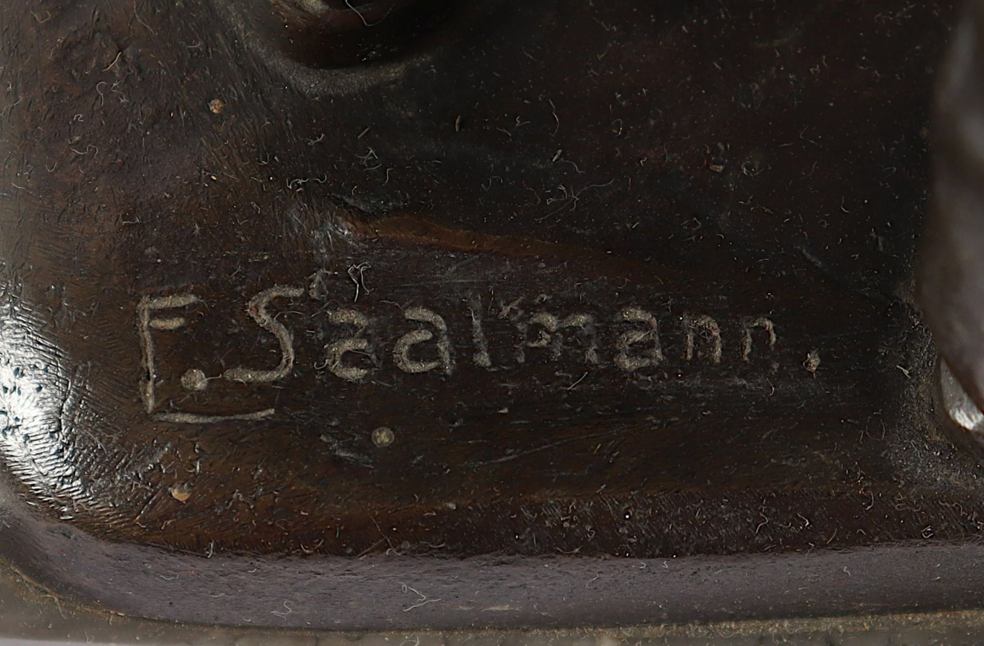 <de>SAALMANN, Erich (tätig 1918-1932), "Schmied", Bronze, H 31, auf dem Stand signiert, Marmorsockel - Bild 4 aus 4