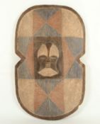 <de>SCHILD, Holz, geschnitzt, polychrom bemalt, 87 x 52, AFRIKA, 20.Jh.</de>