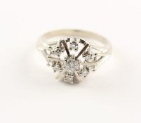 <de>BRILLANTRING, 585/ooo Weißgold, besetzt mit sieben Brillanten von zusammen ca. 0,30 ct., w - si/