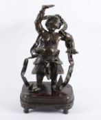 <de>GROSSE WÄCHTERFIGUR, mehrteilige Bronze, braun patiniert, in bewegter Haltung und nach oben gewa