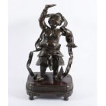 GROSSE WÄCHTERFIGUR, mehrteilige Bronze, braun patiniert, in bewegter Haltung und nach oben gewandt,